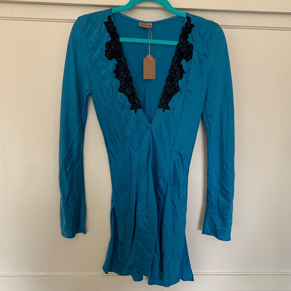 💯 silk Frederick’s of Hollywood tunic top with lace detail